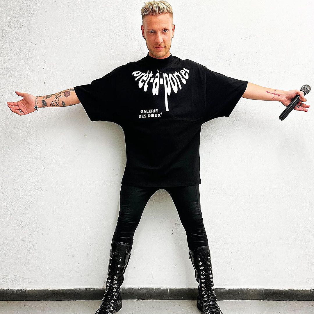 Prêt-à-Porter // Black Tee Big Neck