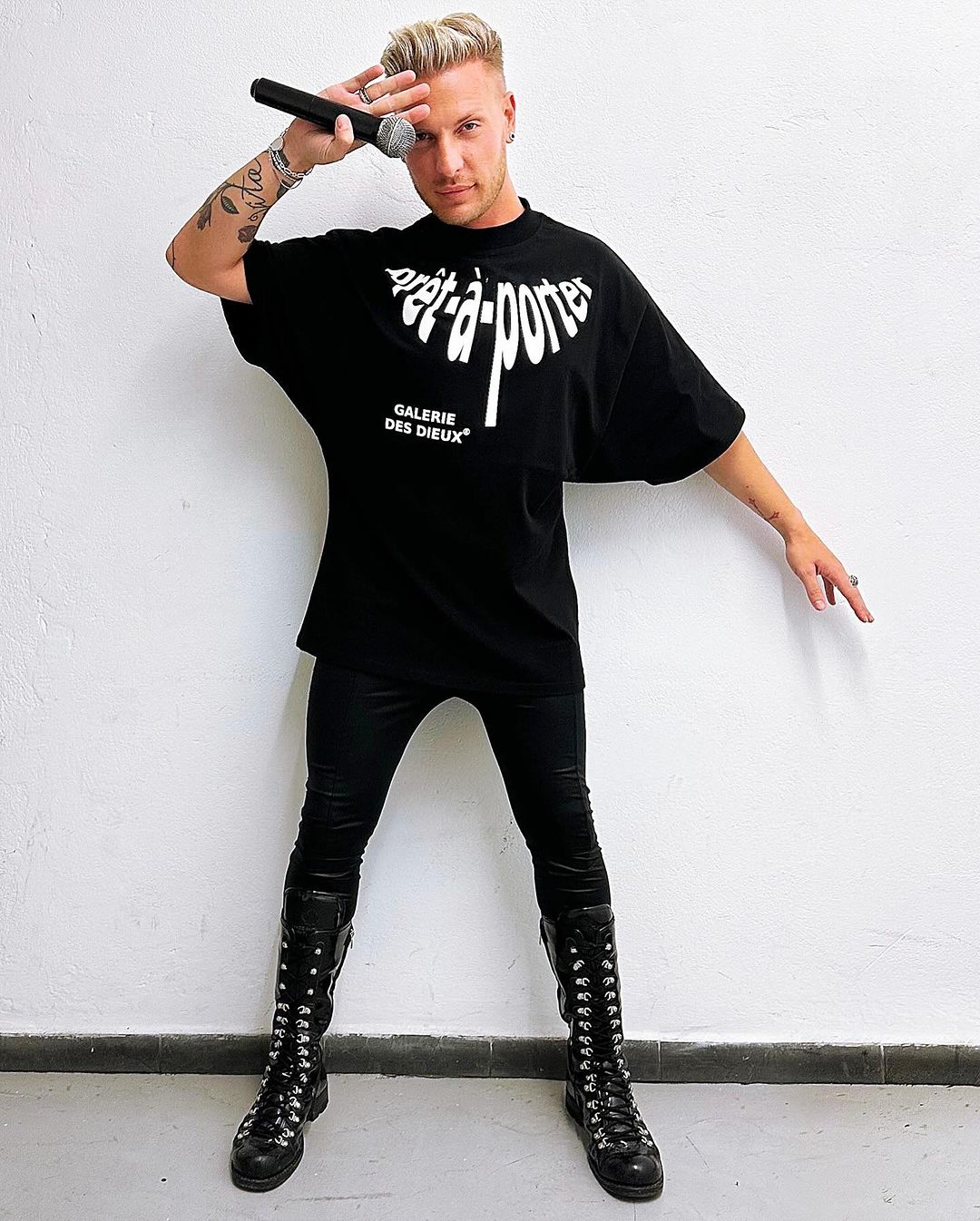 Prêt-à-Porter // Black Tee Big Neck